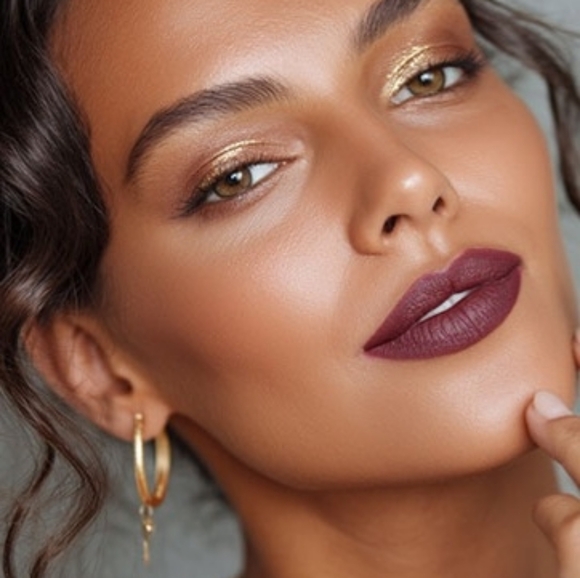 HUDA Beauty Liquid Lipstick First Class (Rich Berry Brown) - Picture 7 of 15